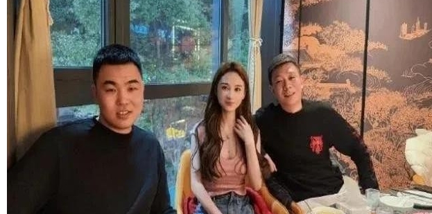 沈曼深夜在社交平台放大招，晒出一张三人合照。她和KS电商大咖陈先生中间，坐着一位
