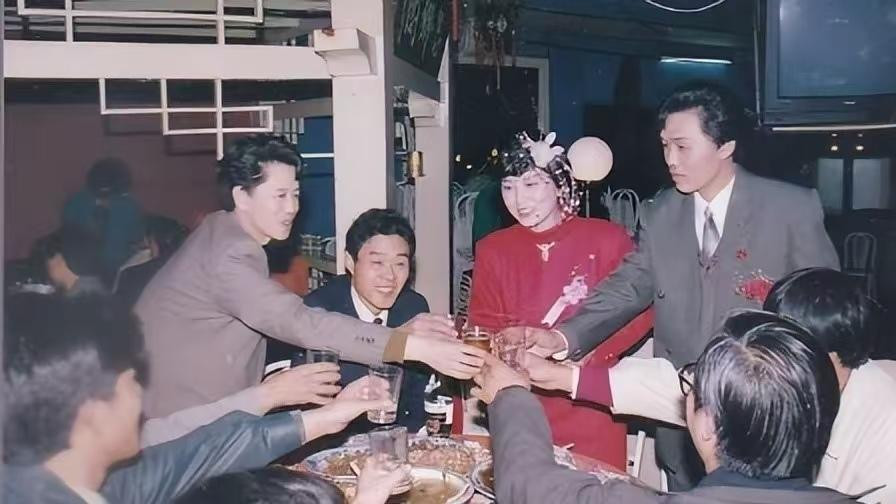 岳父在我家养老，跟客人说我坏话，我打电话给妻子：家里有他没我