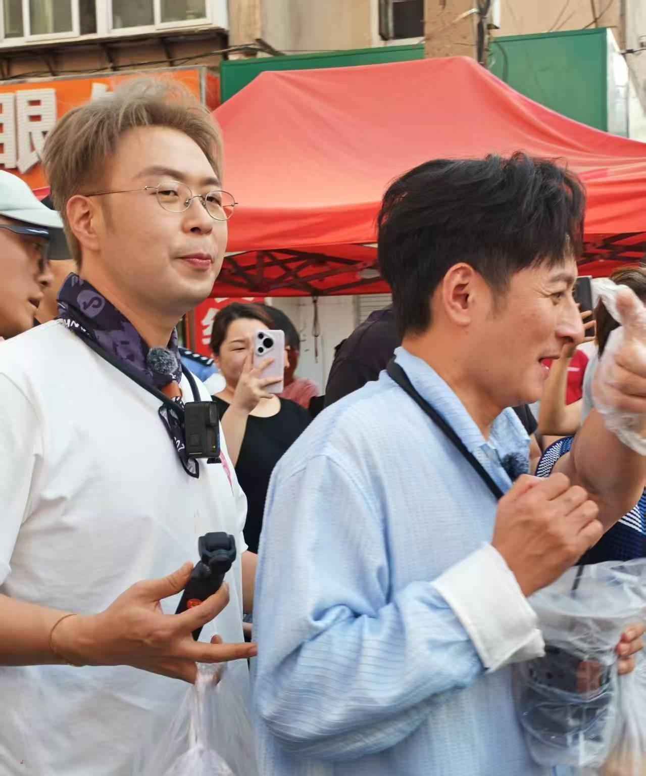 菜市场惊现“瘦版海涛”？三人合体同框！网友沈阳偶遇：这组合好久不见～～昨天，在沈