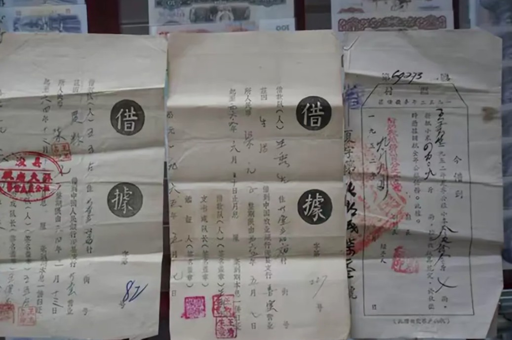 1950年，地主傅德辉被搜家。起初，众人都以为他是个坏地主，然而，人们却从他家搜