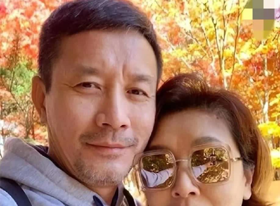 刚刚查了一下田小洁和江珊
不查不知道，一查才明白！

田小洁回忆第一次见江
