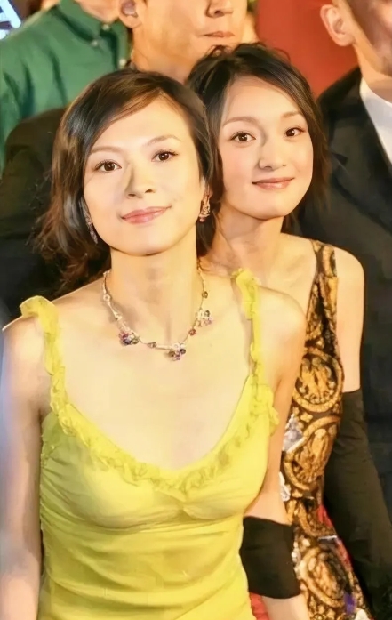 51岁的周迅，身高161cm
身材小巧玲珑，属于小个子明星
长了一张娃娃脸
看着