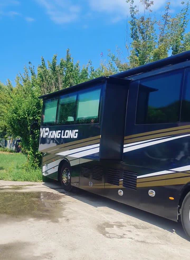 看一看，这才叫房车，其他的什么房车？这大房车比家还大。