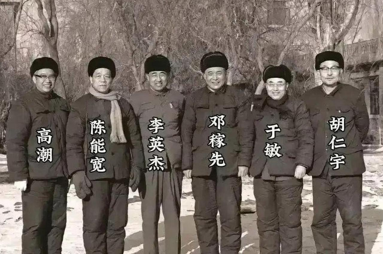 向伟大的科学家们致敬！          你们在祖国最困难的时       候，