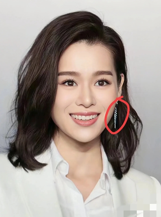 孙俪真的输的不冤。
差距一目了然！
看了胡杏儿的高质量猫步，才明白两人的“差距”