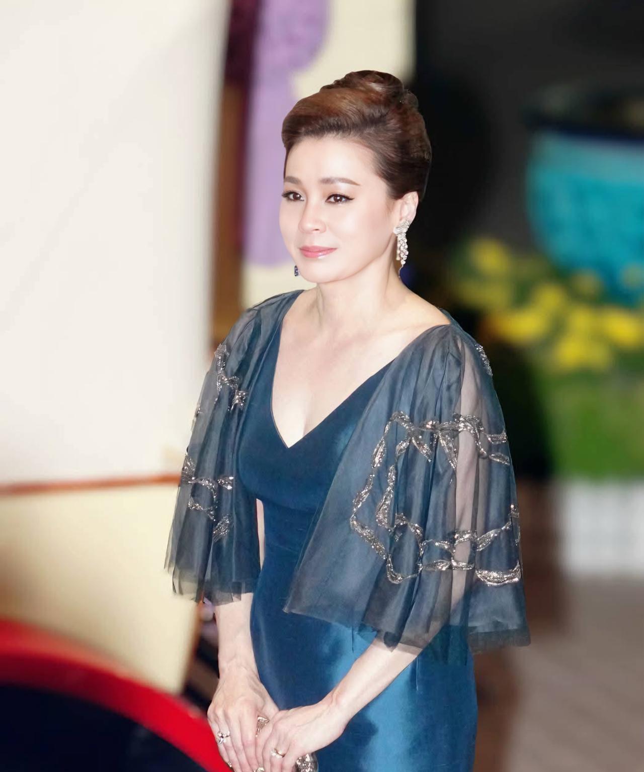 47岁苏提达美艳动人，深色V领晚礼服绝美