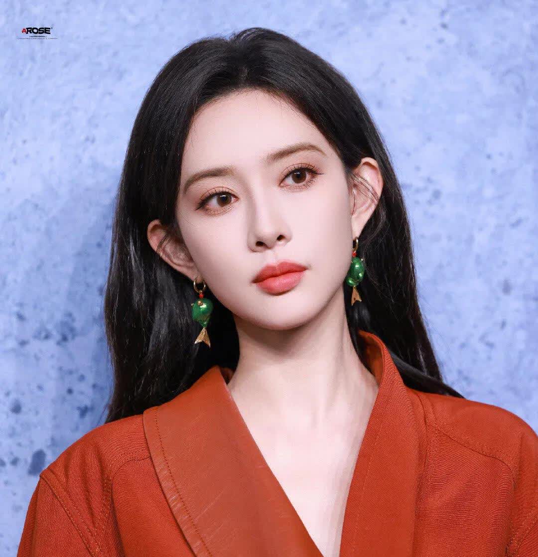孟子义能够有今天的热度，
和她绝美的颜值关系不大。
主要是因为她
做人真的
