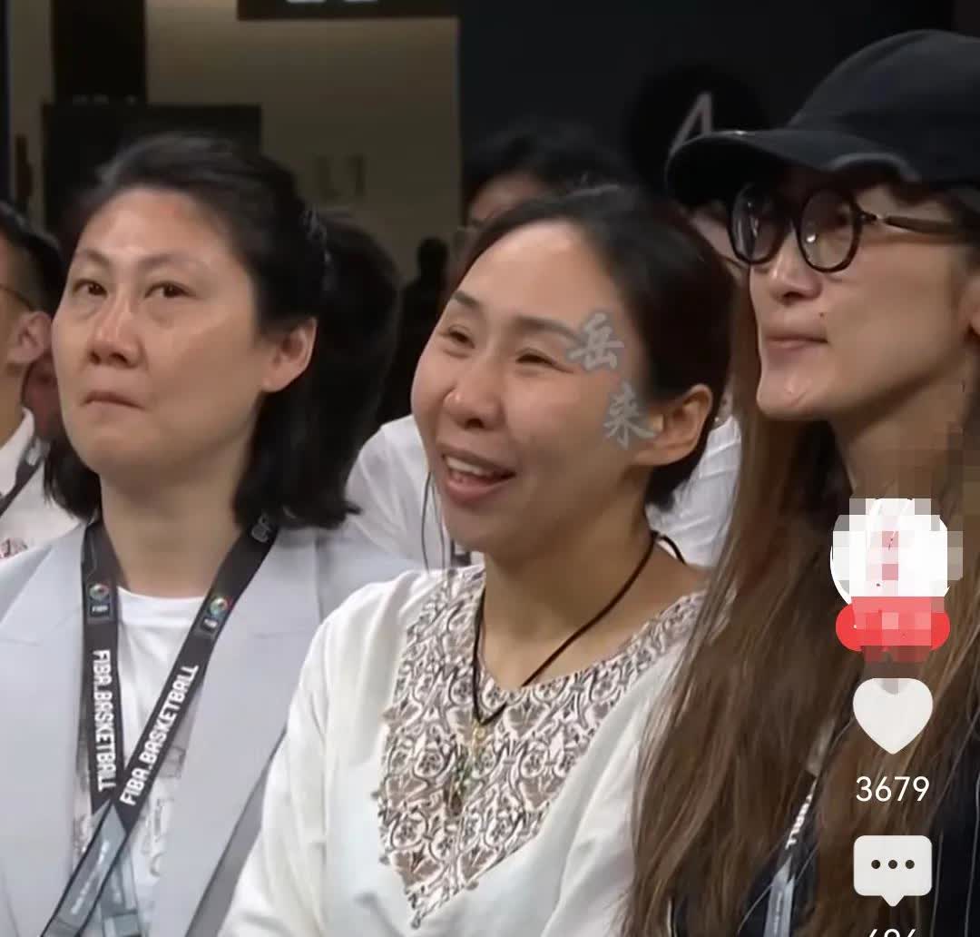 看到中国女篮只获得了季军，中国女篮三位名宿，苗立杰苦笑，陶菲菲饱含泪水，卞兰哭红