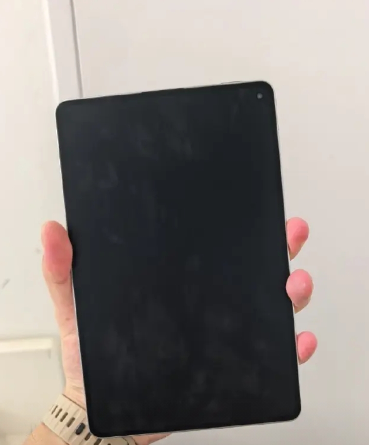 华为小平板大手机，居然单手可握，上手效果挺棒，不用担心太宽了。
窄边框让整体尺寸
