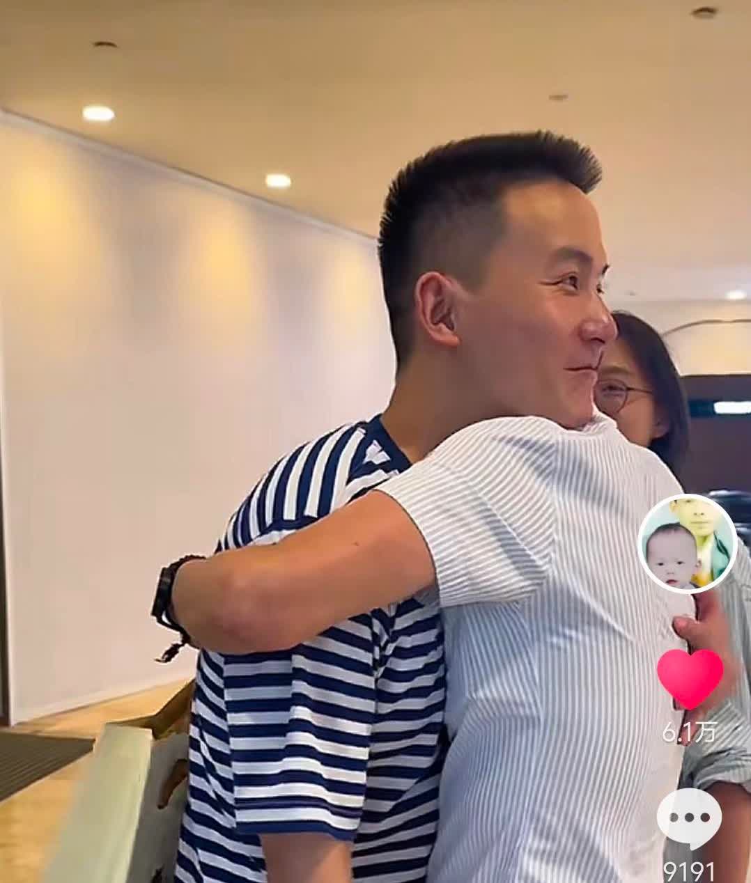 浩男为了把眼泪压下去，先是捶了捶胸口，最后回过头的一刹那才掉泪了[赞]浩男知道爸