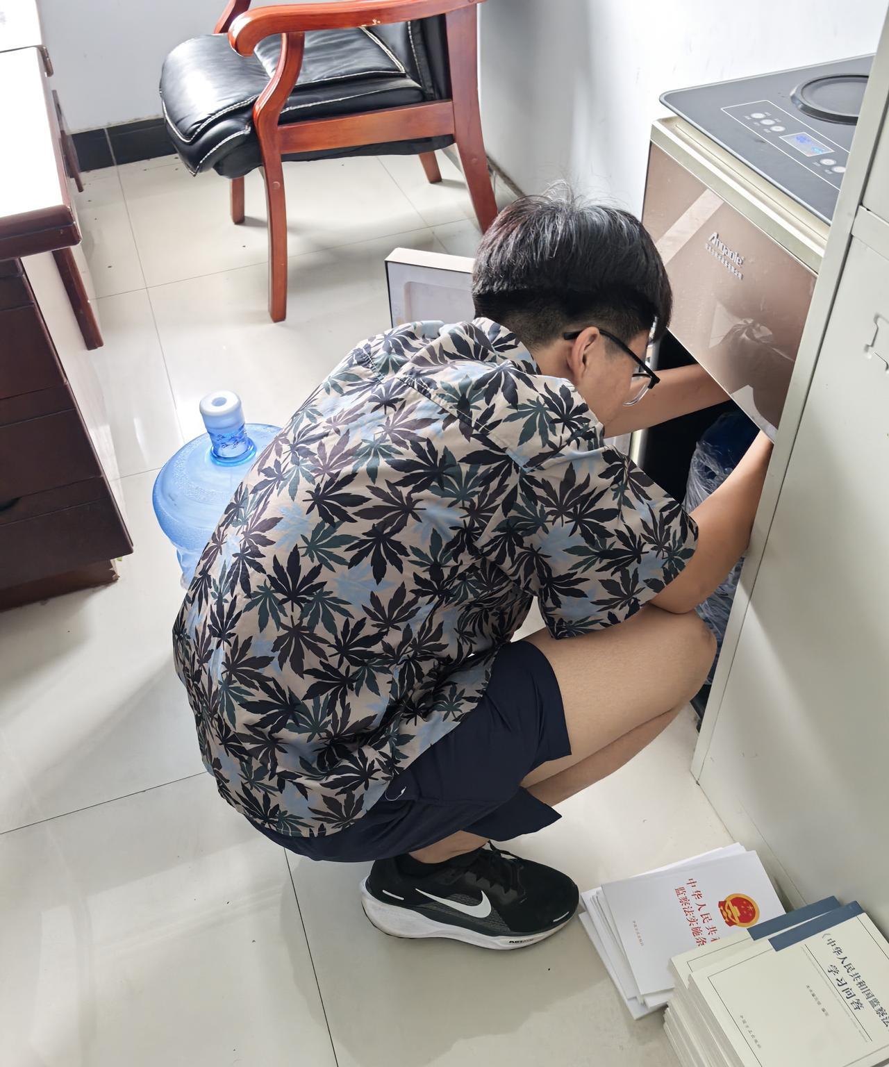 果然好孩子都是别人家的。
早上来送水的是一个小孩，我原以为是暑假打工的的大学生。