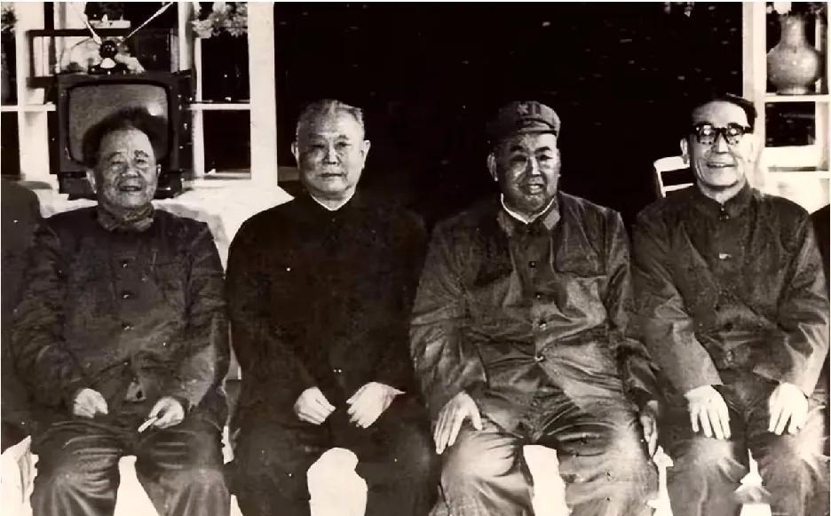 1984年，四位开国元勋：李先念、许世友、 聂凤智和康世恩的一张珍贵合影。四人并