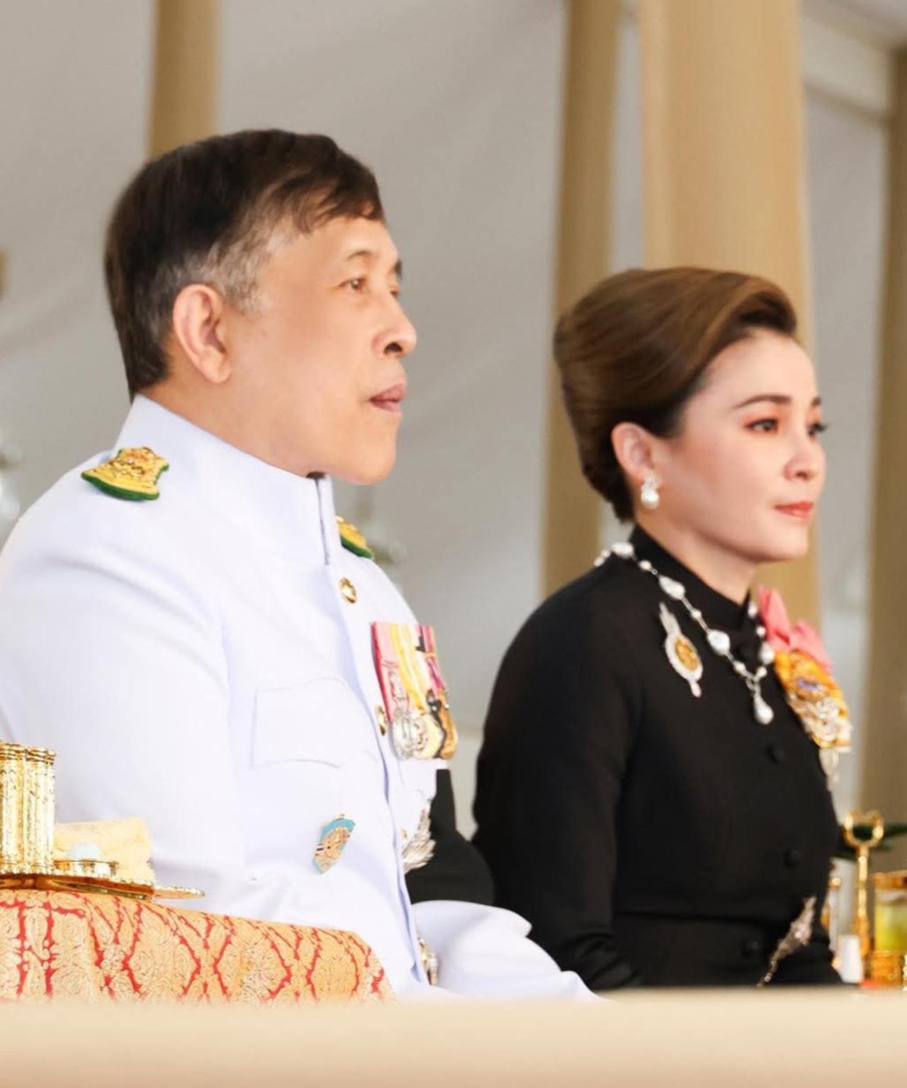 73岁泰王恢复公务，携苏提达出席国葬
2025年8月30日，泰王携苏提达王后现身