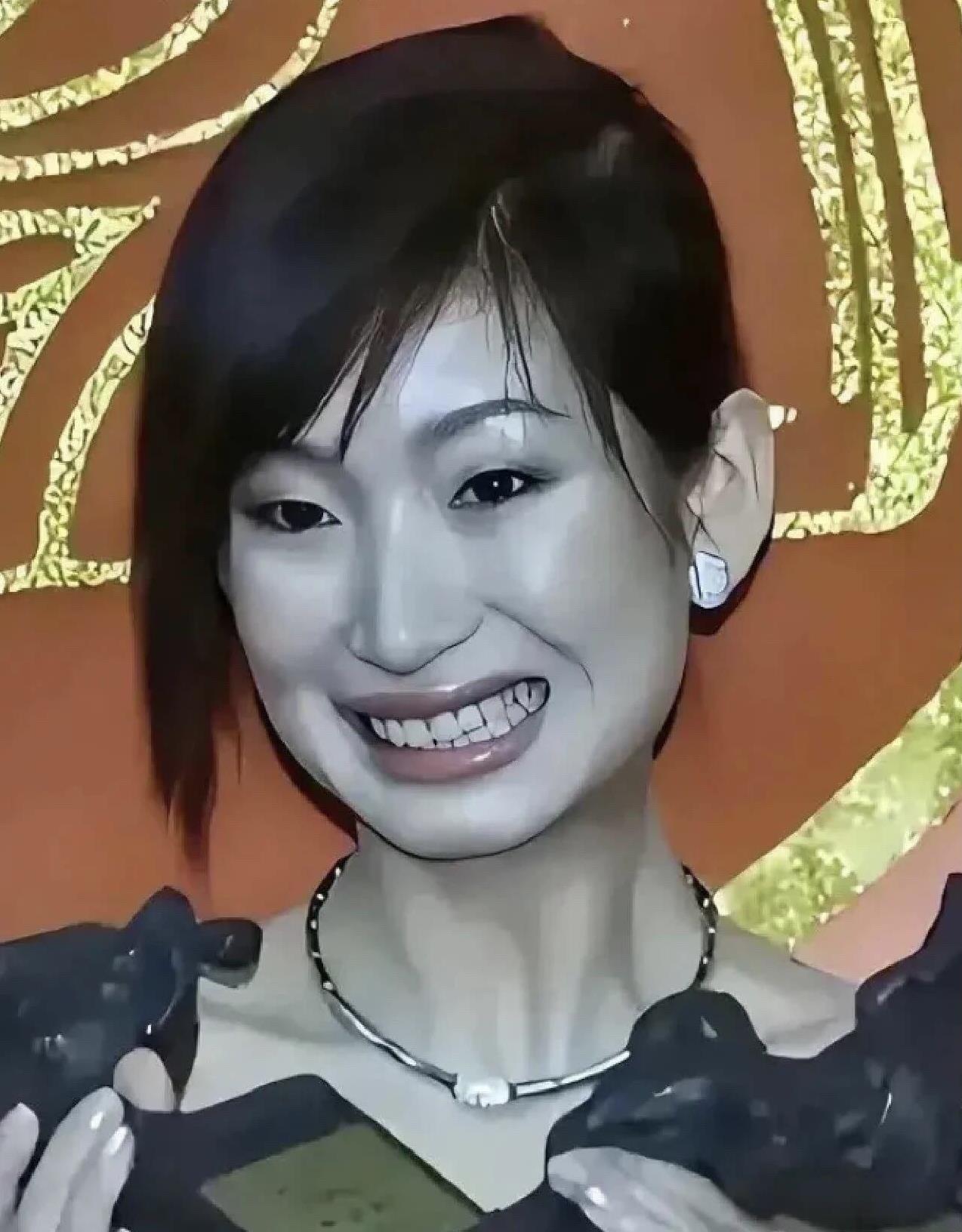 这是谁啊，能认出来的算你眼睛毒辣。单眼皮，小眼睛，嘴巴大，五官平平无奇，和漂亮根
