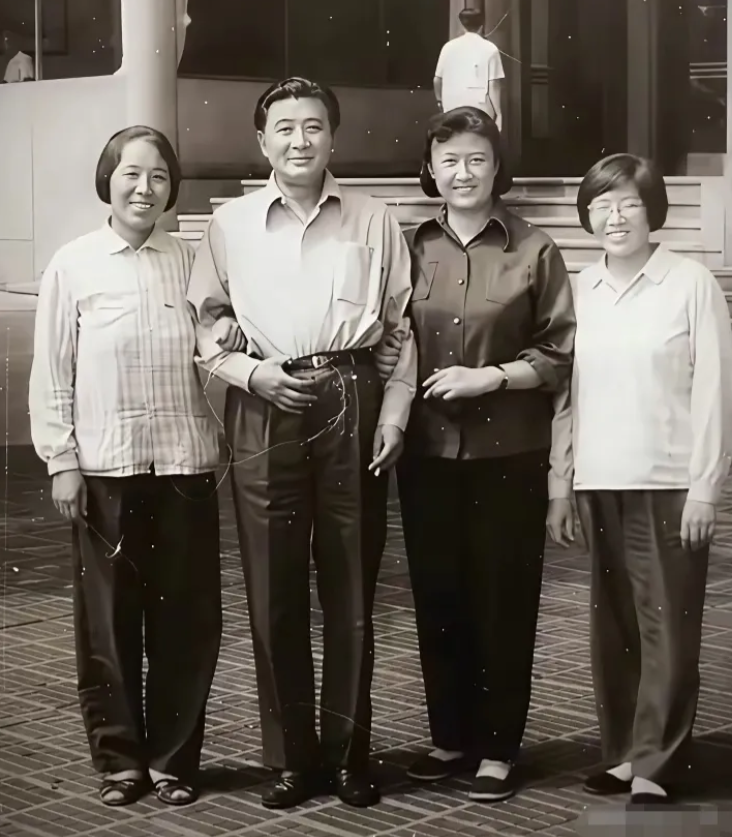 这是当年赵丹老师和妻子及友人在一起的合影，年龄大的人都知道，赵丹老师是过去老电影