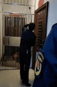 公共资源公共楼道，任何人不得私占。请专业人士来拆，费用由违章者承担。涉嫌危害公共