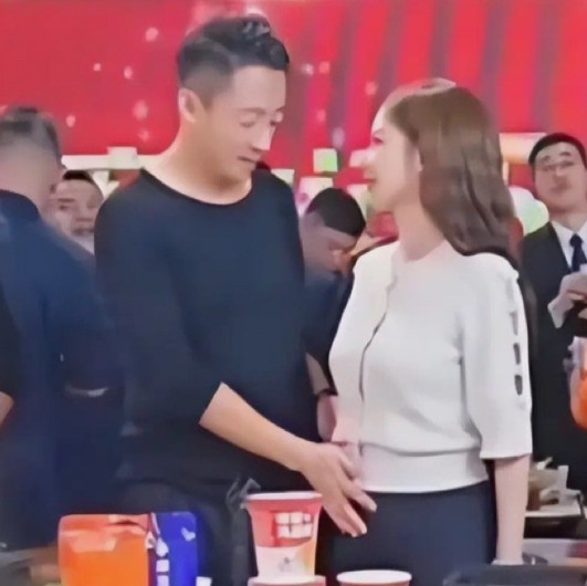 汪小菲十年婚姻，怎么能说忘就忘？应该是刻骨铭心了。
 
但是他对马筱梅也挺好的，