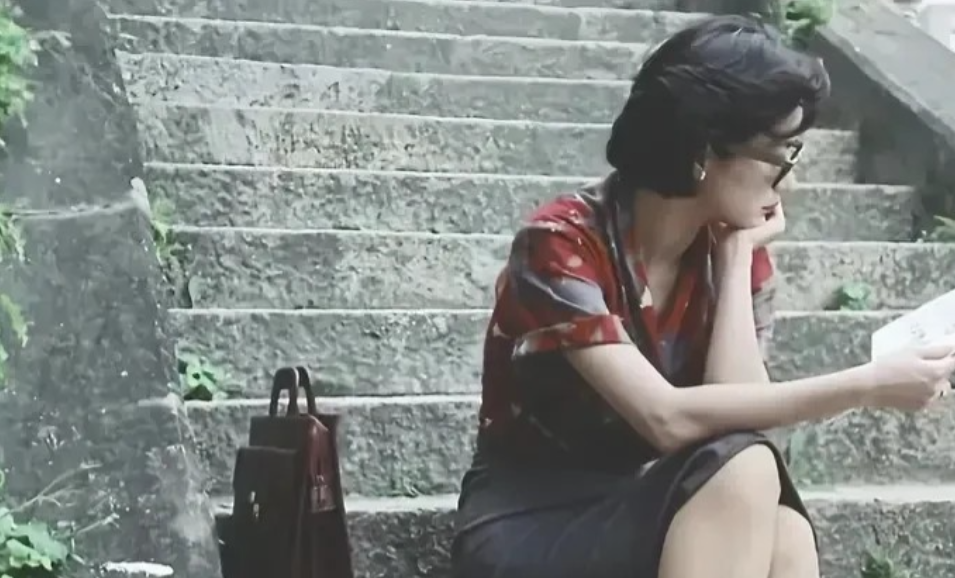 刘晓庆说现在的女人缺乏女人味深以为然！瞅瞅她年轻时的剧照，旗袍掐出十八弯的腰线，