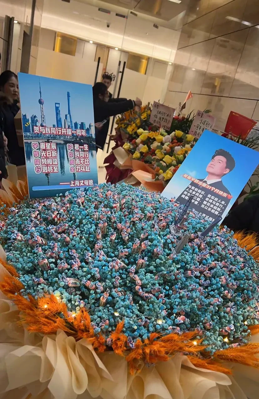 董宇辉上海展会人气爆棚











什么？董宇辉的丈母娘居然是真的！连