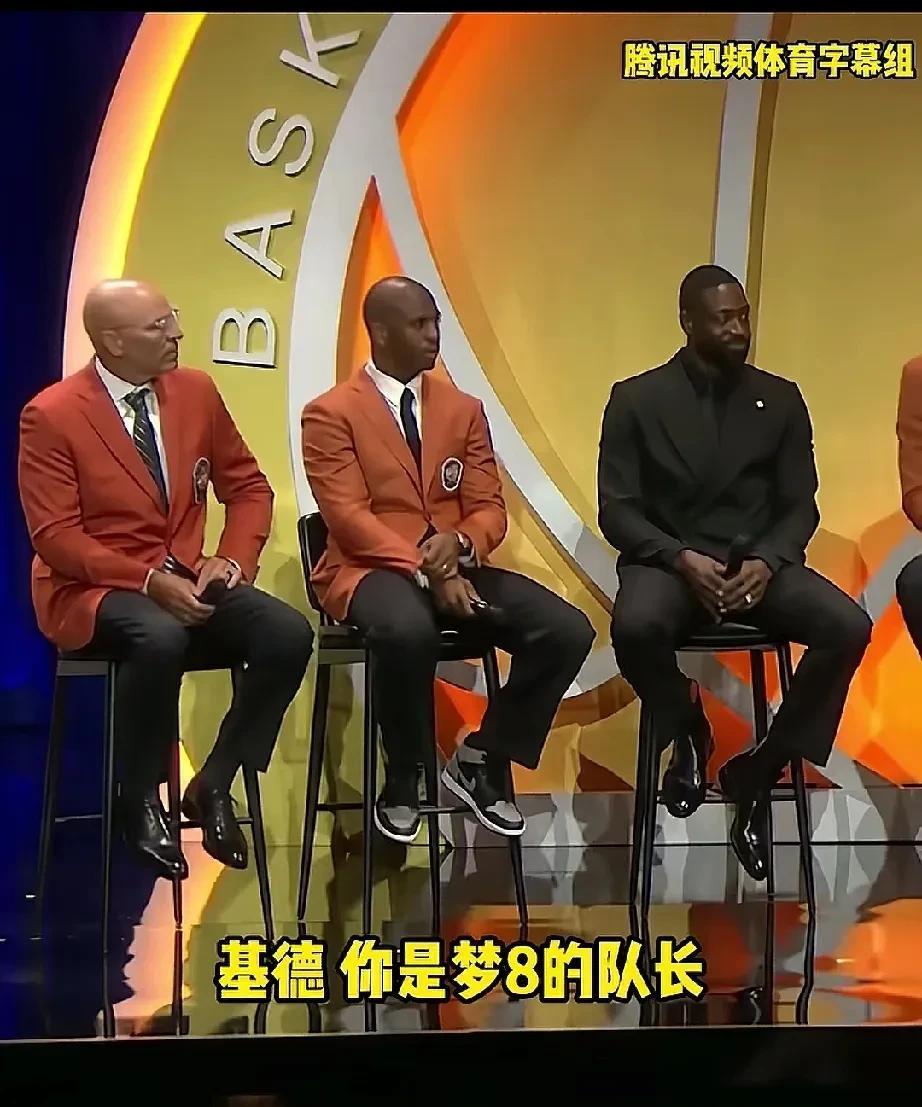 基德这么幽默吗？詹姆斯情商也是可以！
在一次采访中，保罗、韦德、詹姆斯和基德都在
