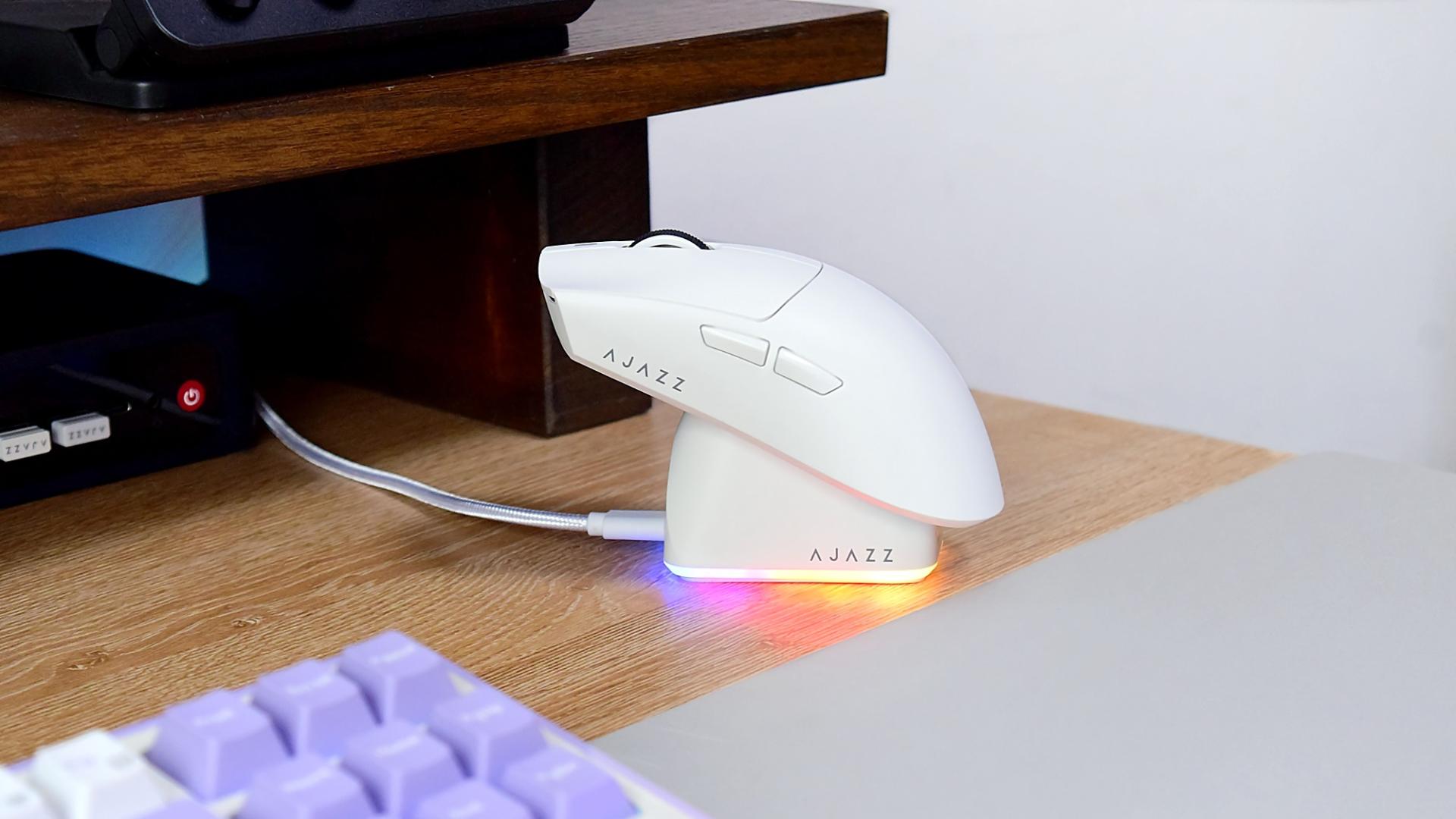 磁吸充电设计，更适合中大手的轻量化三模电竞鼠标！