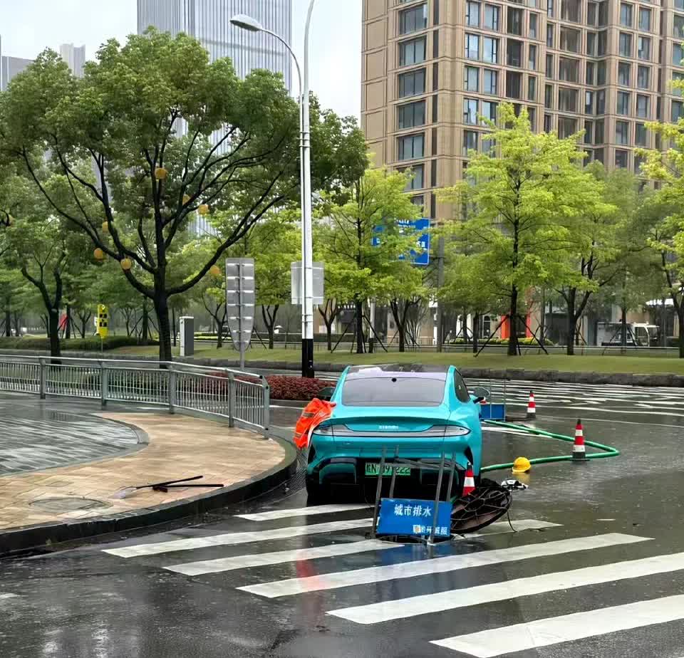 感谢雷总，雷总恐怕都没料到小米汽车还能有这种用法！
小米汽车外放电，抽了一整夜