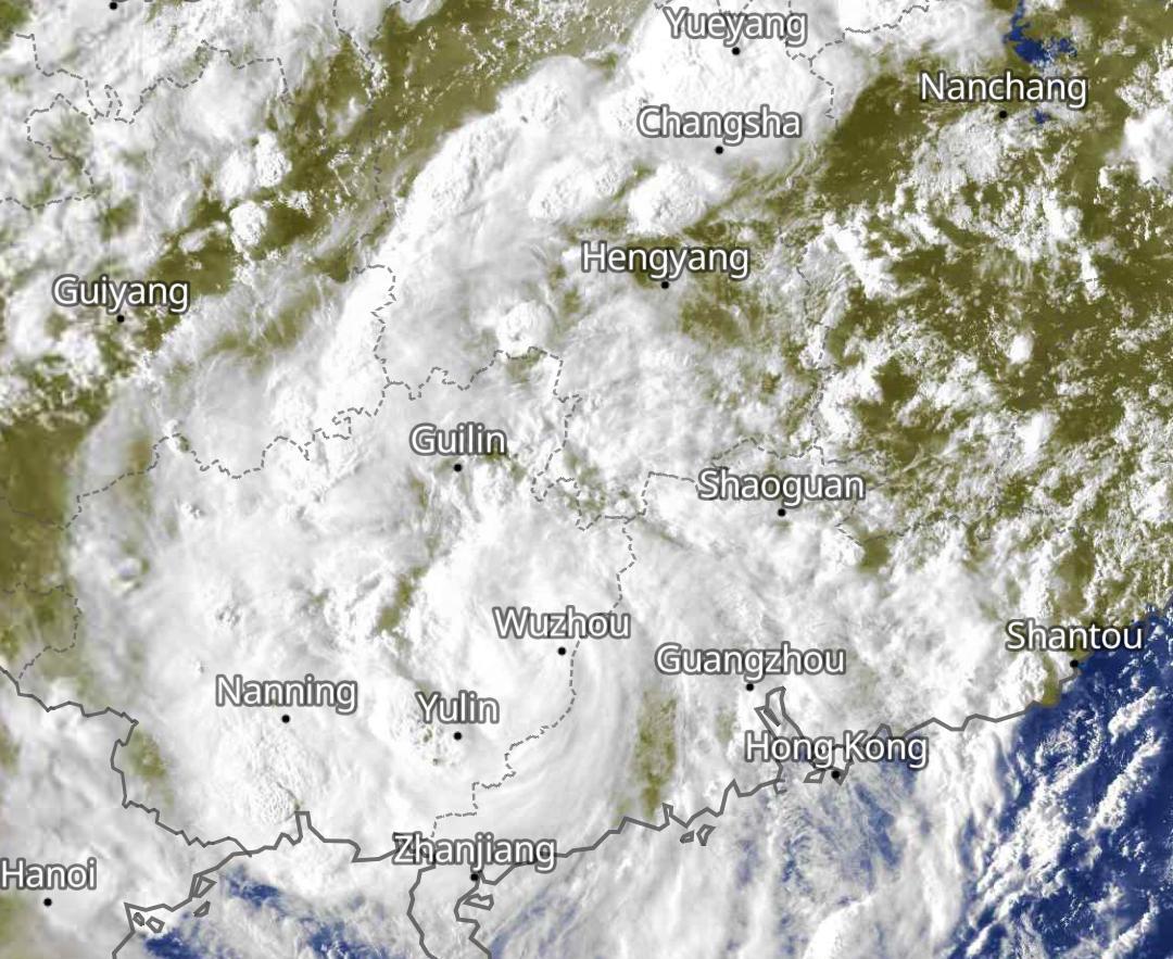 从今天下午的地面天气图实况来看，今年第16号台风塔巴目前是位于广东和广西交界一带