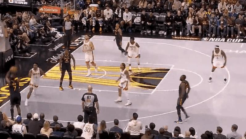 泰特高高跃起抢板落地撞倒理查德，裁判响哨吹后者犯规