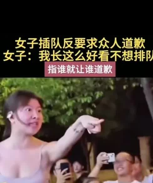 美女长相漂亮，穿着吊带比较暴露，大晚上去街边买烧烤，由于烧烤店生意火爆，门口排起