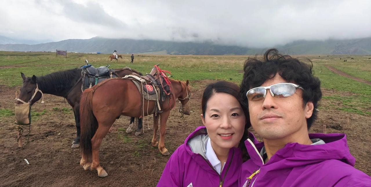 竹内亮导演现在在中国的名气估计比在日本还大。
这位日本纪录片导演，娶了一位南京姑