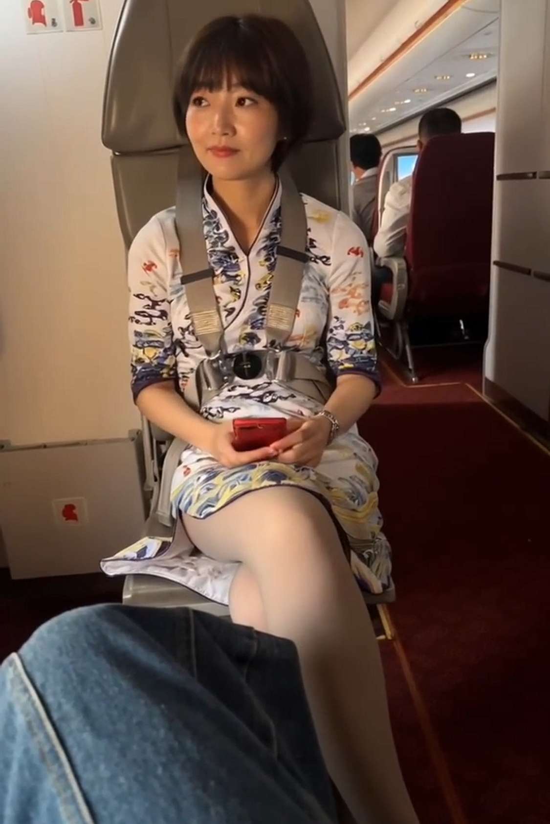 坐飞机第一次坐到这个位置，好尴尬，怎么破？