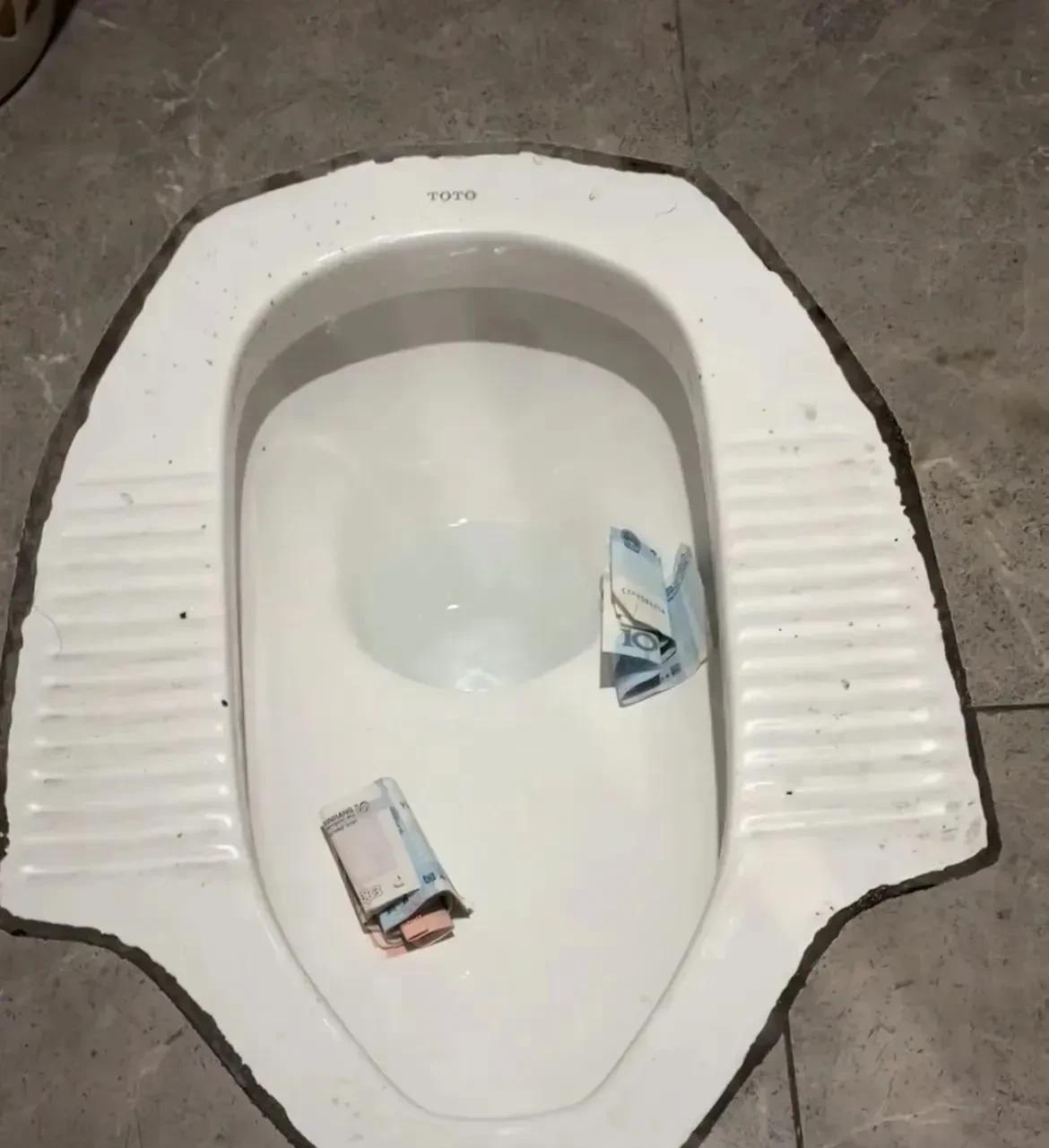 掏纸巾时不小心把口袋里的钱掉厕所里了，还要不要捡起来呢？好纠结！