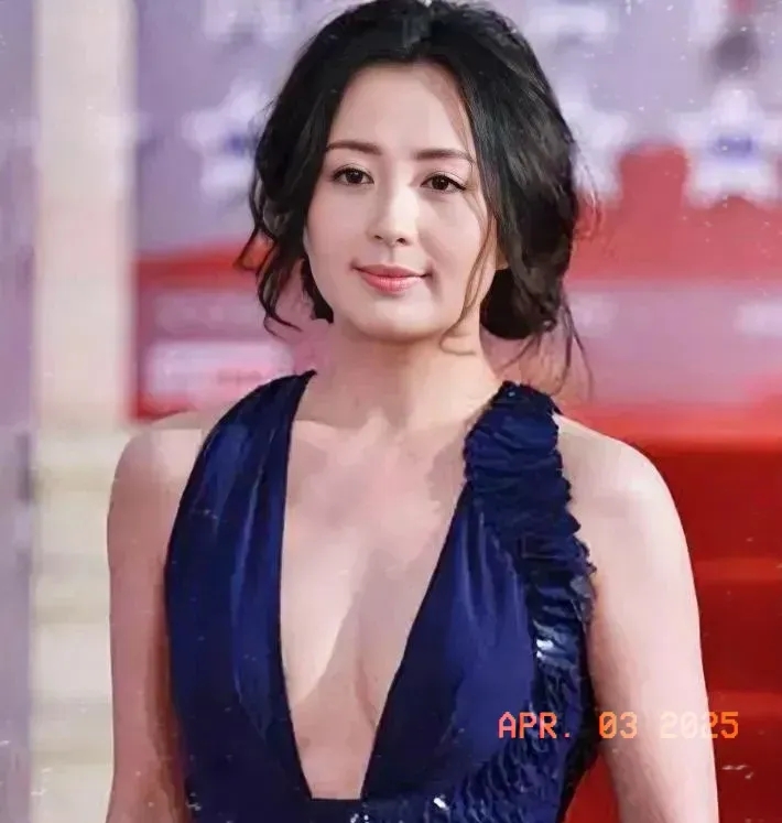 50岁的杨舒童，其实她叫杨柳，后来她不喜欢这个名字，因为这个名字给人的感觉太柔弱