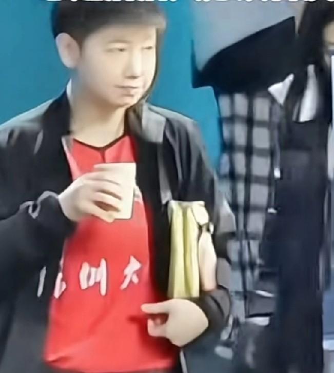 不得不说，第一个叫莎莎“莎局”的太有才了！
必须给你点个大赞，这词用到莎莎身上那