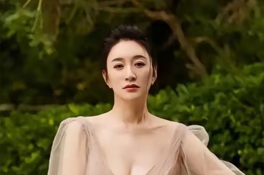 李小冉真的太有个性了！49岁的她和老公结婚多年，坚持不生娃，这态度太飒。在生育这