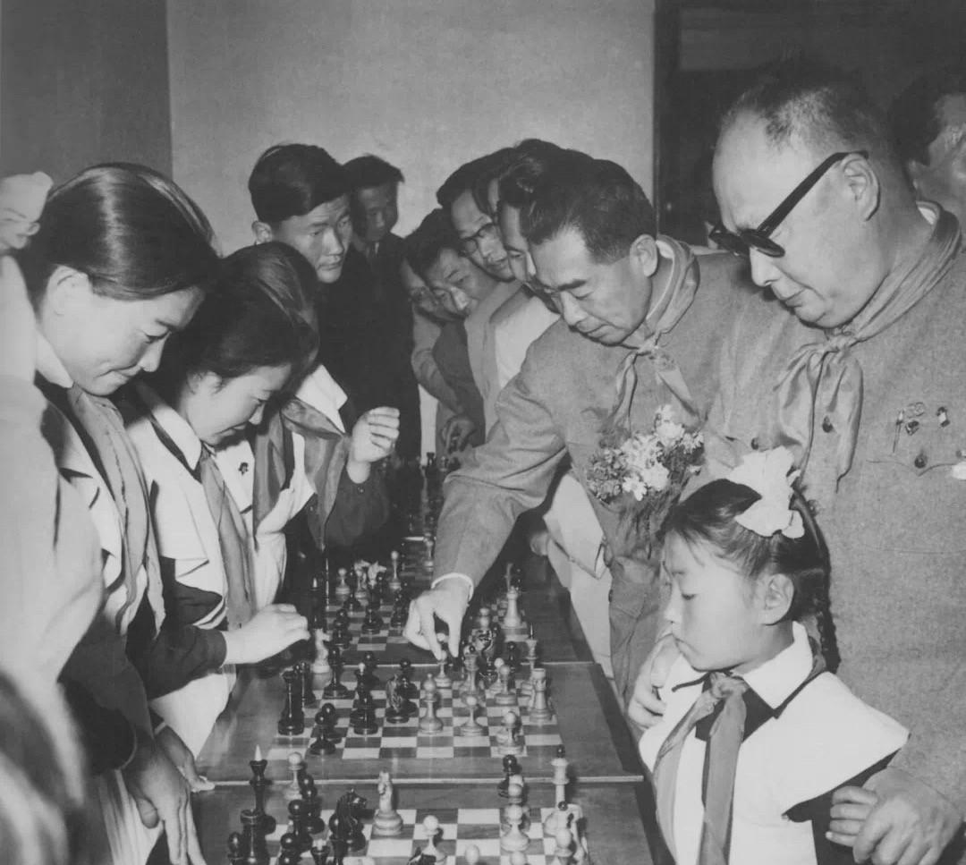 【周恩来总理老照片】1960年5月31日，周恩来总理、陈毅副总理等在列宁少年宫亲