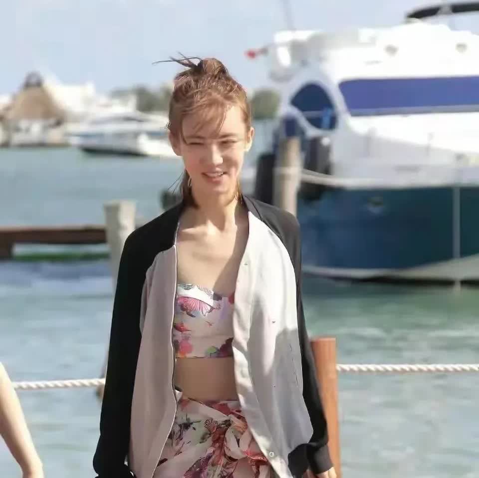 金晨泳装美照流出，完美的身材令人羡慕，修长的大长腿更是有特点