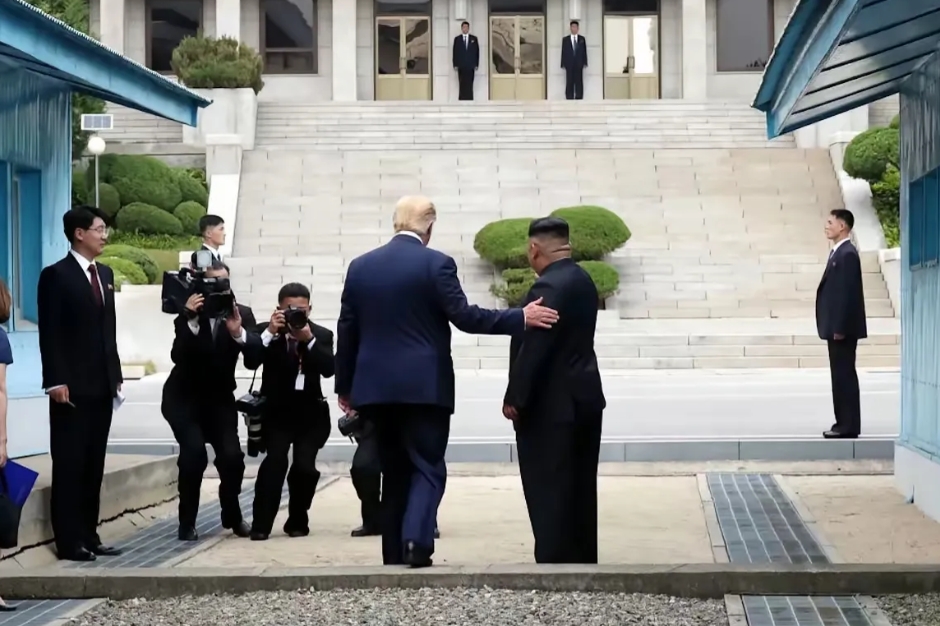 川普来参加阅兵的理由：
第一，大国邀请
第二，本有访问计划
第三，有事要谈
第四