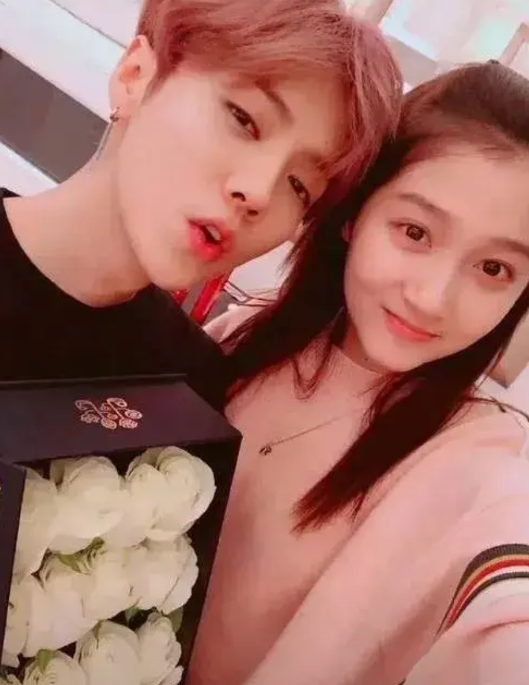 关晓彤如今可谓是哑巴吃黄连。

关晓彤被分手传闻搞得憋闷至极，如同内伤一般！明明