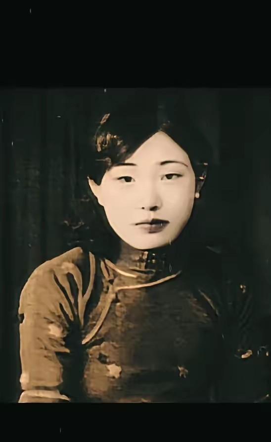 1940年，照片上这位端庄秀丽的女子，在藤田久雄惊愕的目光注视下，从旗袍开衩处抽