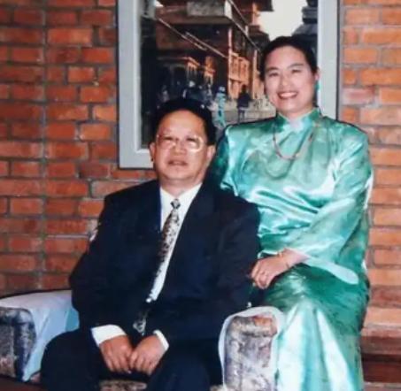 2005年，中国驻尼泊尔外交官朱敏退休后，瞒着子女，带着妻子连夜离家，从此杳无音