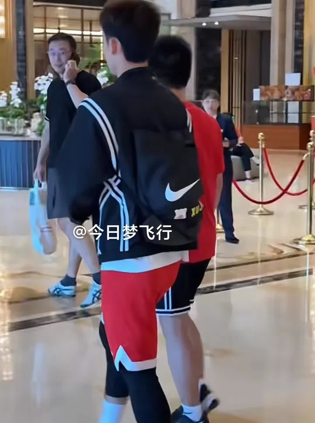 徐杰今晚无缘12人大名单！

官方公布了今晚中国男篮VS波黑队的12人出赛报