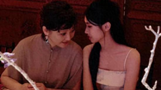 冯小刚养女陪妈妈过节！19岁穿吊带和徐帆低声细语，蜕变成美少女