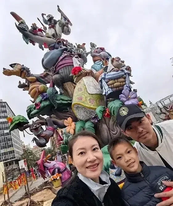 林丹探望西班牙妻儿











不敢相信！林丹去西班牙看望妻儿，谢杏芳