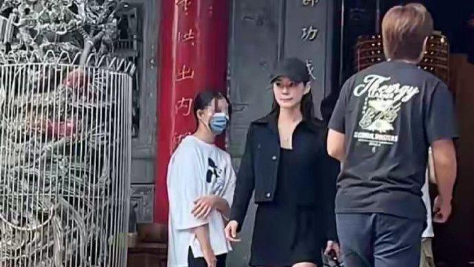汪小菲一家祈福！小玥儿驼背略显自卑，马筱梅贴心呵护犹如亲闺女