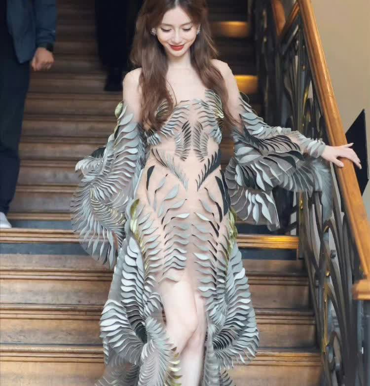 杨颖现在的下场，
给了所有女性上了一课。
不管你现在多漂亮，被捧得多高，你都