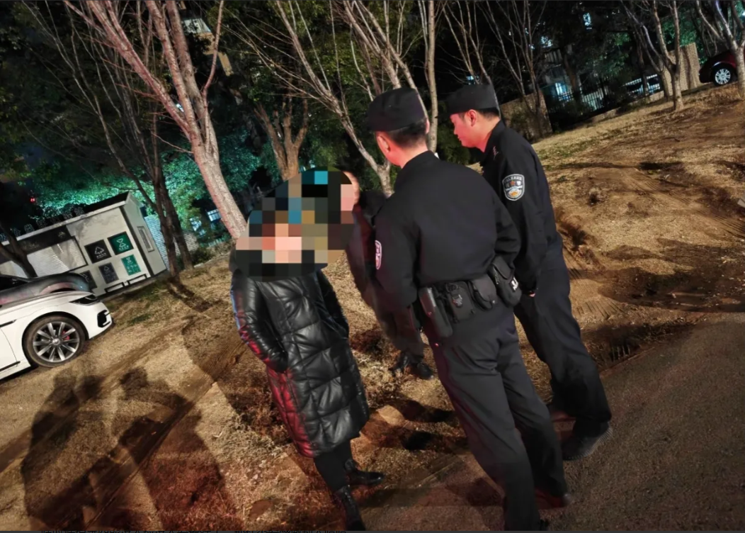 苏州，女子手机丢了，打电话没人接，再打直接关机了！等手机开机后，女子通过定位，带