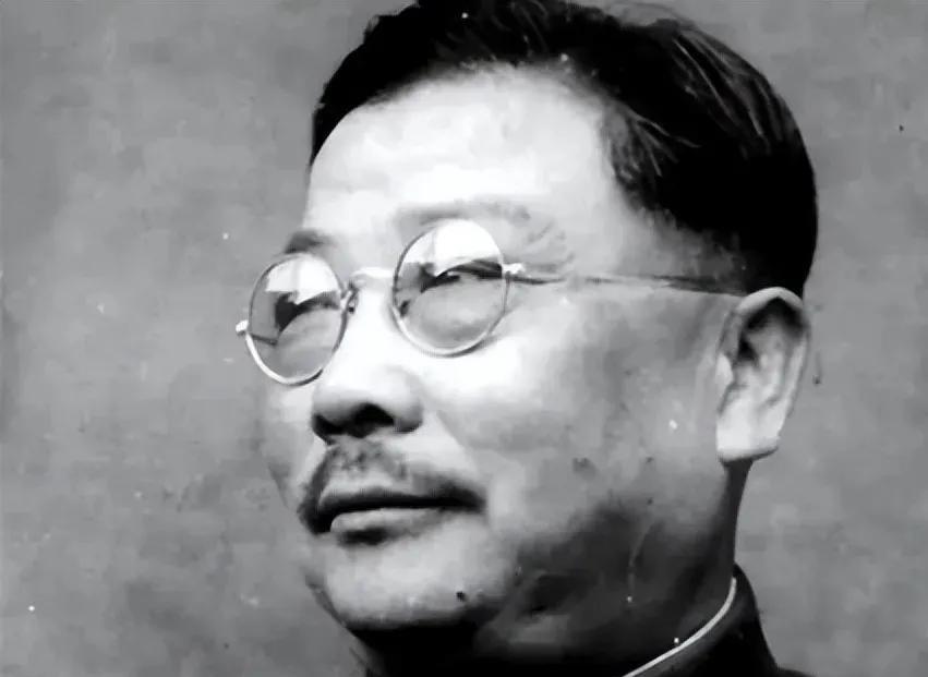 1937年，李克农外出散步，一个戴草帽的老农朝他扔了一个纸团，直到他弯腰捡起纸团