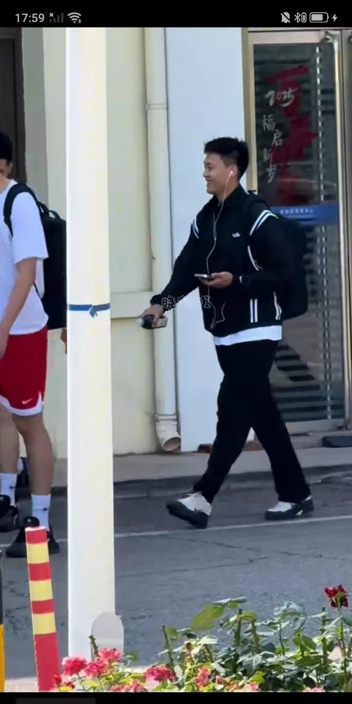 中国男篮集训队正式开启亚洲杯备战，今天下午在训练结束后，队员们从训练馆返回国家队