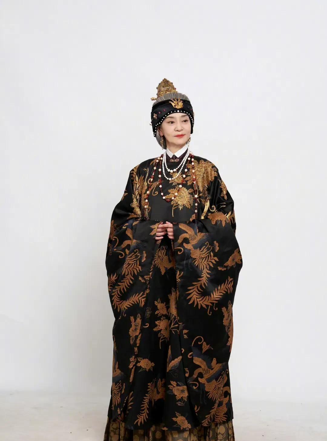 于正说刘雪华汤镇业是吉祥二宝
4月17日上午，于正在社交媒体发文，谈到刘雪华、汤